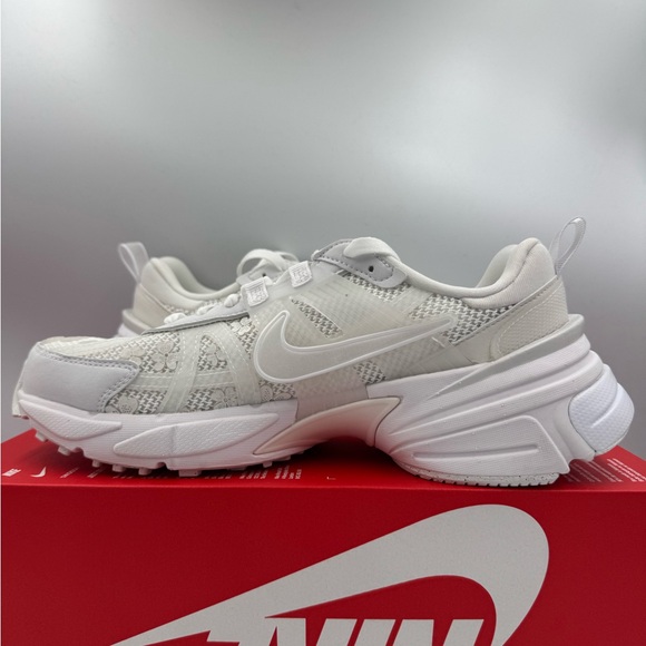 Nike V2K Run White Summit White BRAND NEW Size 10 Women - Picture 7 of 9